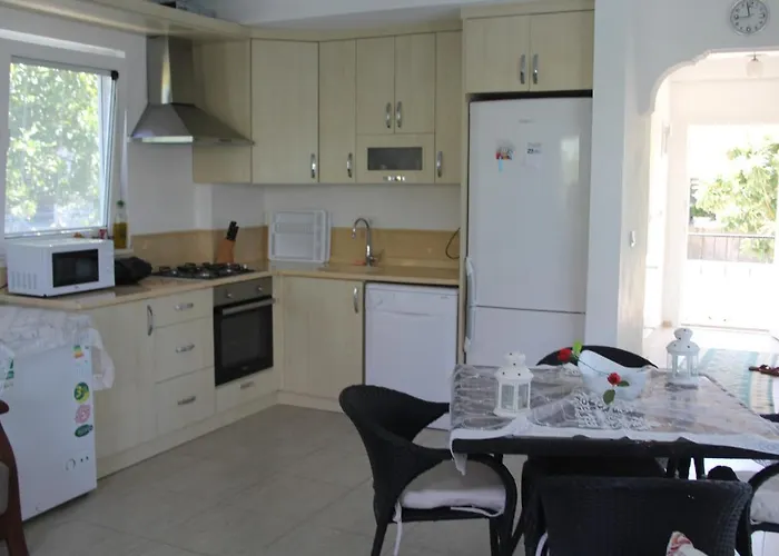 Villa Villasevval-sleeps8-pool-bbq-ac-near Centre