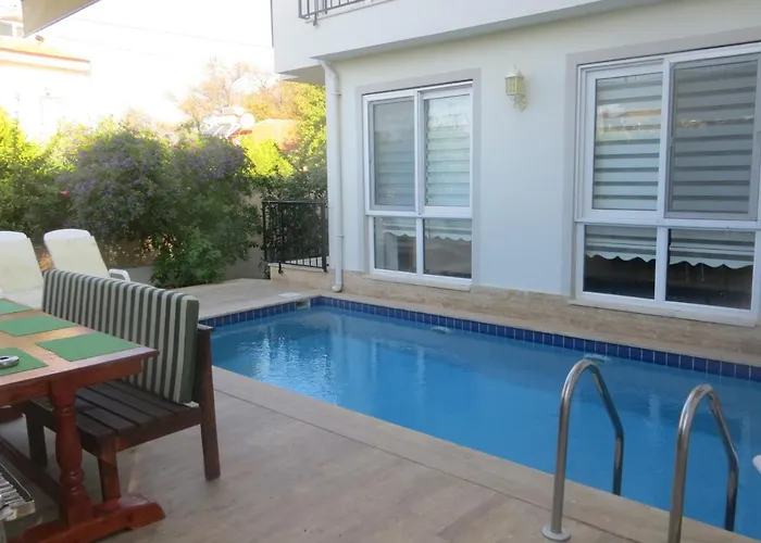 Villa Villasevval-sleeps8-pool-bbq-ac-near Centre *