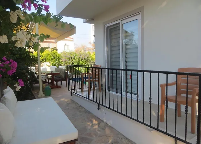 Villasevval-sleeps8-pool-bbq-ac-near Centre *